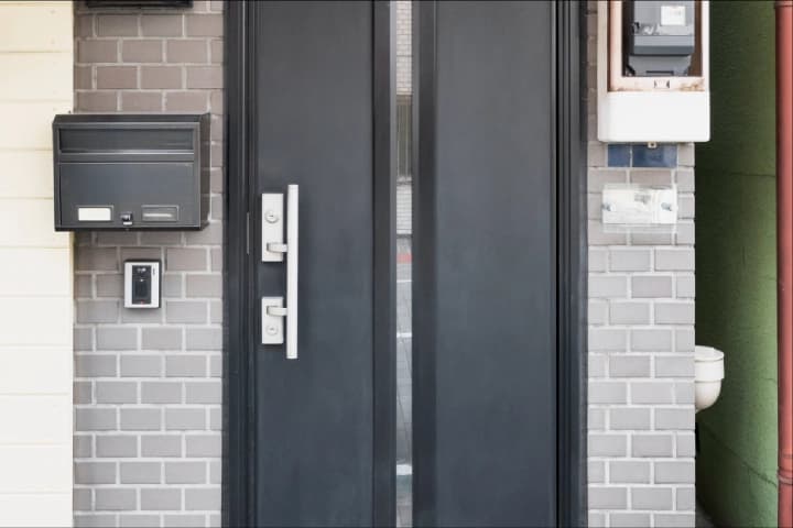 Quelles différences entre porte classique et porte blindée ?