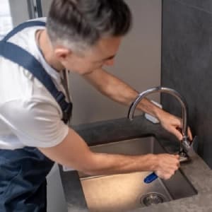 Plombier réalisant une recherche de fuite d’eau en Alsace