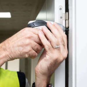Serrurier réalisant une ouverture de porte en Alsace