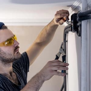 Électricien recherchant une panne électrique en Alsace