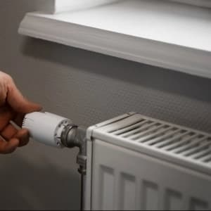 Chauffagiste intervenant sur un radiateur en Alsace