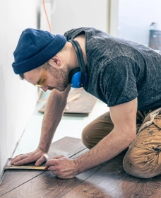 Bâtiment Photo d’un technicien ACK Artisanat spécialisé dans les travaux de bâtiment, la plomberie, l’électricité, le chauffage et la serrurerie à Mulhouse, Illzach et Kingersheim dans le Haut-Rhin et le Bas-Rhin