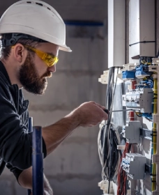 Électricité Photo d’un électricien ACK Artisanat réalisant un dépannage électrique après une coupure de courant provoquée par un un orage à Wittenheim, Kingersheim et Lutterbach dans le Haut-Rhin et le Bas-Rhin